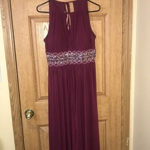 Sleeveless burgundy dress with beaded waist